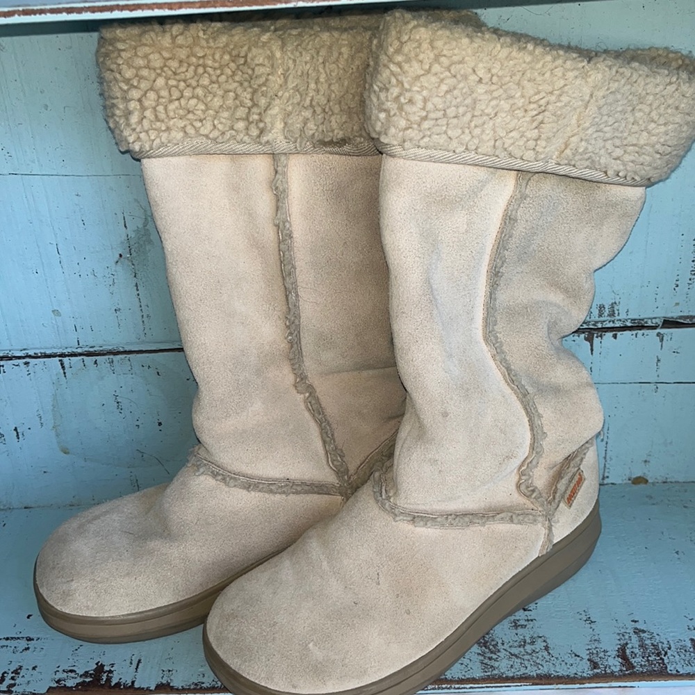 Rocket Dog Fur Lined Off White suede Leather Boots with Rubber Sole- Size 7M